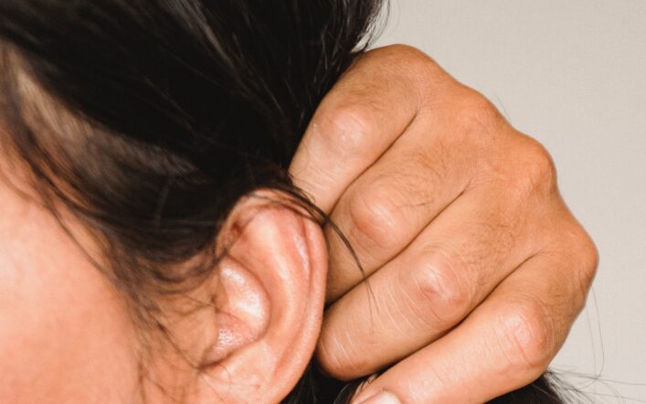 Jak dobrać aparat słuchowy – poradnik dla osób z problemami słuchowymi