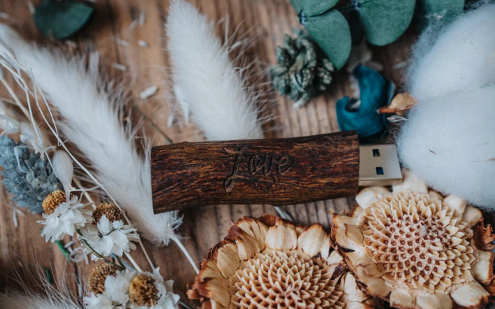 Drewniane pendrive – idealne jako pamiątka z wyjątkowych wydarzeń