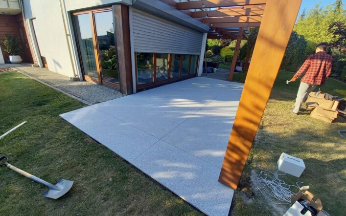 Granitowy urok: jak stworzyć współczesny taras z charakterem