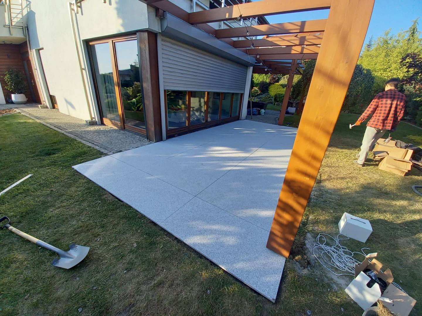 Granitowy urok: jak stworzyć współczesny taras z charakterem